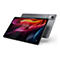 Graues Tablet mit farbenfrohem Display, das Uhrzeit und Datum anzeigt. Im Hintergrund ein zweites Tablet.