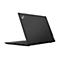 Schwarzes Lenovo ThinkPad-Laptop, leicht geöffnet. Auf dem Deckel steht "ThinkPad".
