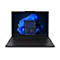 Schwarzes ThinkPad-Laptop, Ansicht von vorne, Bildschirm mit Windows-Startmenü und blauer Tapete. Tastatur, roter Trackpoint.