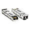 Zwei metallische SFP-Transceiver auf weißem Hintergrund.