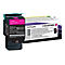 Eine Lexmark C544X1MG Tonerkartusche mit Verpackung vor weiÃŸem Hintergrund. Aufdrucke in Magenta und Schwarz, Box violett.