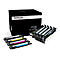 Cartouches de toner Lexmark multicolores et une cartouche sur fond noir.
