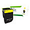 Gelbe Lexmark Tonerkartusche vor der dazugehörigen Produktverpackung auf weißem Hintergrund.