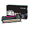 Eine Lexmark Tonerkartusche, teils in Schwarz, teils in Pink, vor der Produktverpackung.