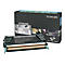 Ein Lexmark-Toner mit schwarzer Verpackung, davor eine Druckerpatrone.