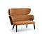 Modernes zweisitziges Sofa in hellbraunem Stoff mit abgerundeter Rückenlehne und schlanken schwarzen Holzbeinen.