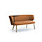 Modernes, zweisitziges Sofa in Rostbraun mit integriertem, schwarzem Beistelltisch und hellen Holzbeinen.