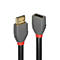 Ein graues HDMI-Kabel mit roten Akzenten. Der Stecker ist goldfarben, das Kabel schwarz.