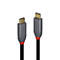 Zwei USB-C-Kabel nebeneinander. Graue Stecker mit roter Manschette. Goldfarbene Kontakte, schwarzes Kabel.
