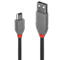 Zwei USB-Kabel mit grauen Steckern, rote Akzente und schwarze Kabel vor schwarzem Hintergrund.