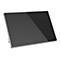 Ein schwarzes Tablet oder Touch-Display mit silbernem Rahmen, schräg von vorne vor weißem Hintergrund.