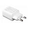 Un chargeur USB blanc avec impression. Deux broches argentées dépassent de l'avant.