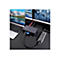 Auf einem Schreibtisch sind ein Laptop, zwei Monitore, ein Hub und eine externe Festplatte zu sehen. Beide Bildschirme zeigen unterschiedliche Bilder an.