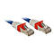 Zwei blaue Ethernet-Kabel mit Metallsteckern, die an den Enden rot gefärbt sind.
