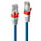 Zwei blaue Netzwerkkabel mit orangefarbenen und weißen Akzenten, im Detail vor weißem Hintergrund.