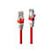 Zwei rote Netzwerkkabel mit Steckern vor weißem Hintergrund. Stecker detailreich in silber, rot, transparent und weiß.