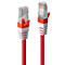 Zwei rote Netzwerkkabel mit Steckern; Stecker teils transparent, teils silberfarben und rot.