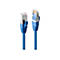 Zwei blaue Ethernet-Kabel, die nebeneinander auf weißem Hintergrund liegen. Der Stecker ist silber und blau, mit dem Markenlogo.