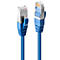 Zwei blaue RJ45-Netzwerkkabel mit silbernen Steckern und Lindy-Schriftzug vor weißem Hintergrund.