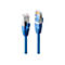 Zwei blaue Ethernet-Kabel auf weißem Hintergrund, Stecker im Detail.