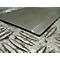 Nahaufnahme eines Metallblechs. Die Oberfläche ist matt, mit einer geprägten, diamantförmigen Textur.