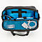 Open zwarte laptoptas met blauwe voering. Binnenin een tablet, oplaadkabel en accessoires.