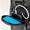 Sac noir avec intérieur bleu et smartphone avec câble de chargement.