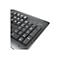 Nahaufnahme einer schwarzen Tastatur mit Wassertropfen. Zahlen 1-9 und andere Funktionstasten sind zu sehen.