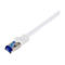 Weißes Ethernet-Netzwerkkabel mit RJ45-Stecker, Metallgehäuse und blauem Entriegelungshebel.