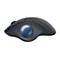 Souris trackball gris foncé avec boule bleue, sur fond blanc.
