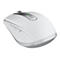 Souris d'ordinateur ergonomique blanche de Logitech avec des accents gris. Dessus : molette de défilement et bouton. Logo.