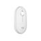 Souris d'ordinateur blanche Logitech. Forme ovale, fendue au milieu, molette et logo.
