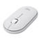 Souris sans fil blanche de Logitech. Forme ovale, molette de défilement au milieu, logo sur le dessus.