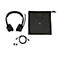 Casque noir avec microphone, sac de rangement, câbles et logo Logitech sur fond blanc.