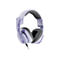 Casque violet clair, écouteurs gris, câble noir, fond blanc.