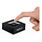 Ein Finger drückt die beleuchtete Bluetooth-Taste auf einem schwarzen Logitech-Empfänger.