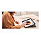 Eine Person zeichnet mit einem Stift auf einem Tablet, das auf einem Tisch steht. Auf dem Tablet ist eine digitale Zeichnung einer Frau mit lila, braunen und gelben Akzenten zu sehen.