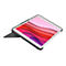 Ein Tablet mit SchutzhÃ¼lle, Display mit rotem, pinkem und violettem Hintergrund. Die HÃ¼lle steht angewinkelt als StÃ¼tze.