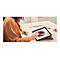 Person zeichnet mit Stift auf Tablet. Auf dem Display ist ein Kunstwerk zu sehen.
