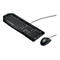 Clavier et souris noirs Logitech. Clavier connectÃ© par cÃ¢ble, souris Ã  cÃ´tÃ©.