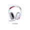Weißes Gaming-Headset mit roter Akzentfarbe. Graue Ohrmuscheln und ein Mikrofon. Unten liegt ein weißes Empfangsgerät.