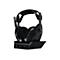 Schwarzes Gaming-Headset auf einer Ladestation. Mikrofon, Ohrmuscheln mit gepolsterten Ringen und LautstÃ¤rkeregler.