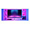 Fernseher mit Neon-Licht, pink beleuchtete Regale, Gaming-ZubehÃ¶r.