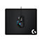 Schwarze Gaming-Maus auf schwarzem Mauspad. Logo von Logitech G ist sichtbar.