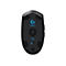 Schwarze Gaming-Maus von Logitech. Auf der Unterseite befinden sich Knöpfe und Logos.