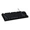 Schwarze Tastatur mit weißen Tasten. Buchstaben, Zahlen und Sonderzeichen sind deutlich lesbar. Ein Kabel ist angeschlossen.