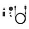 ZubehÃ¶r fÃ¼r eine Maus: USB-C-Kabel, USB-EmpfÃ¤nger, Ladeadapter und andere schwarze Elemente, alle auf weiÃŸem Hintergrund.