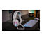 Weißes Gaming-Headset mit LED-Beleuchtung steht auf einem Tisch neben Tastatur und Maus.
