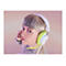 Junge Frau mit hellem Haar und Headset mit Mikrofon. Hintergrund in Rosa- und LilatÃ¶nen.