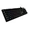 Schwarze mechanische Gaming-Tastatur mit RGB-Beleuchtung auf weißem Hintergrund.
